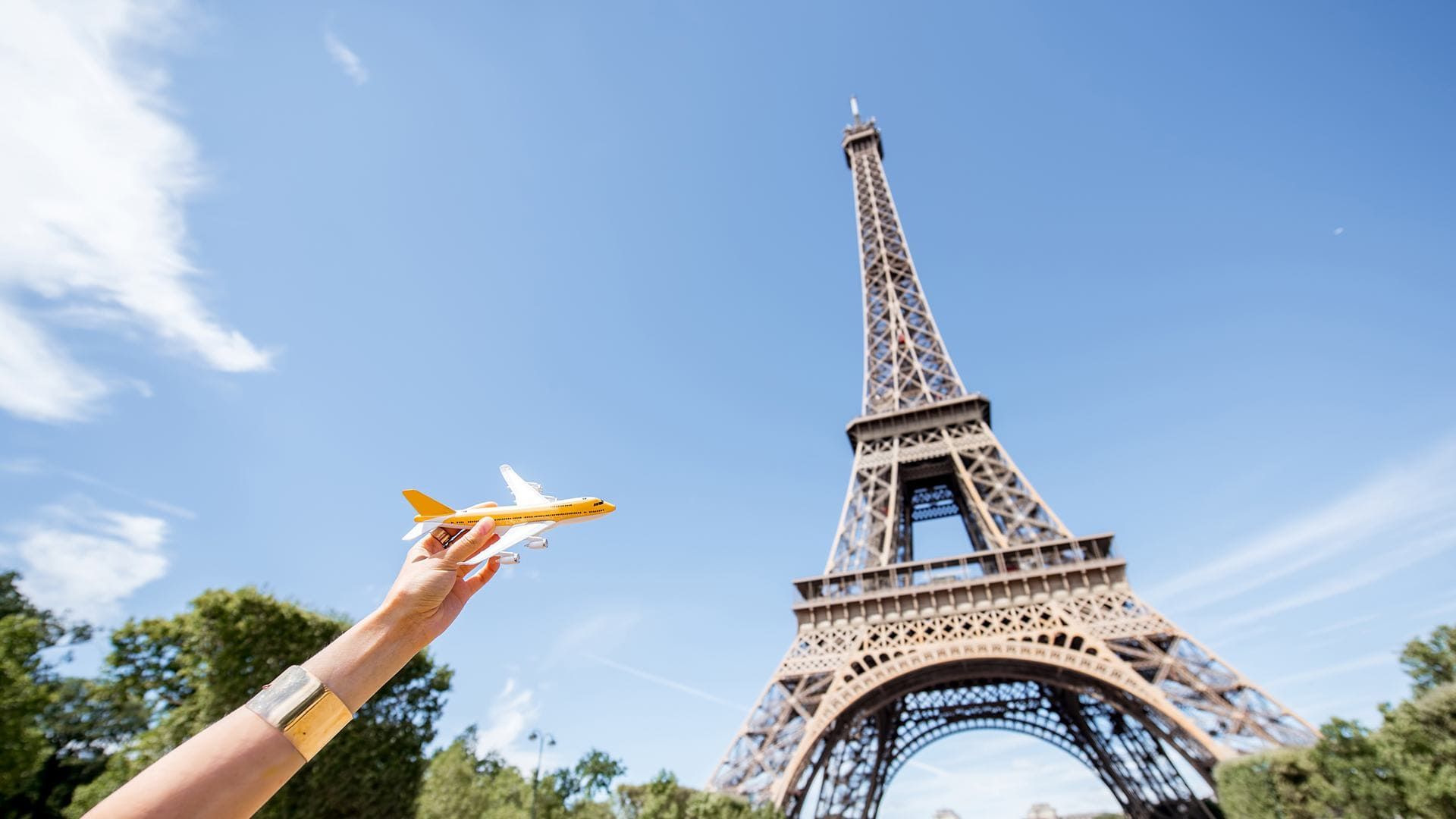 Business class flights to Paris from the USA — Eiffel Tower