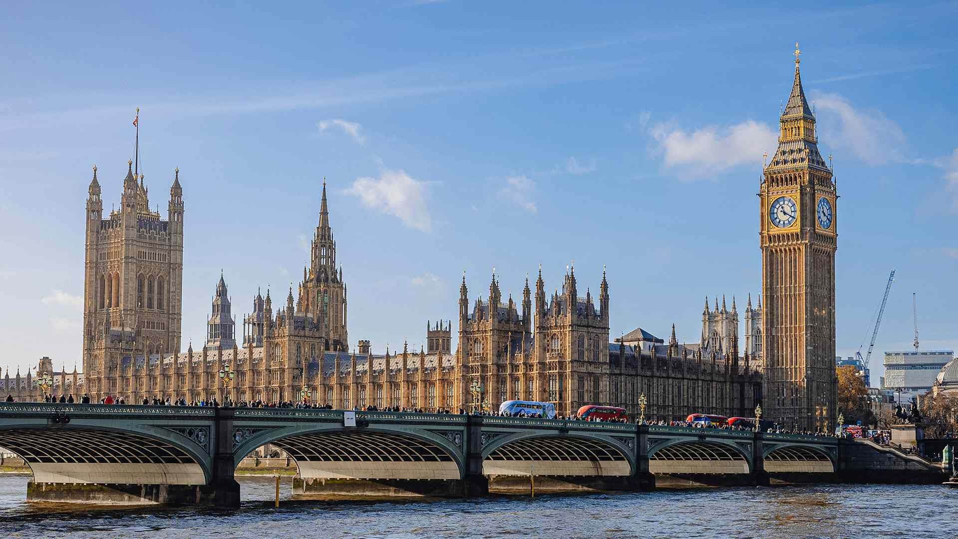 The Houses of Parliament and Big Ben across the Thames — the best time to visit London
